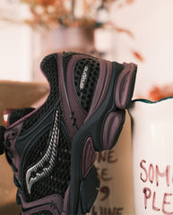 Saucony hardloopschoen Progrid Triumph 4 in aubergine en zwart, zijdetail