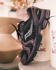 Saucony hardloopschoen Progrid Triumph 4 aubergine/zwart, veters en voorvoetdetail