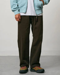 Donkerbruine twill broekclose-up met rechte pijpen en voorzak met labeldetail