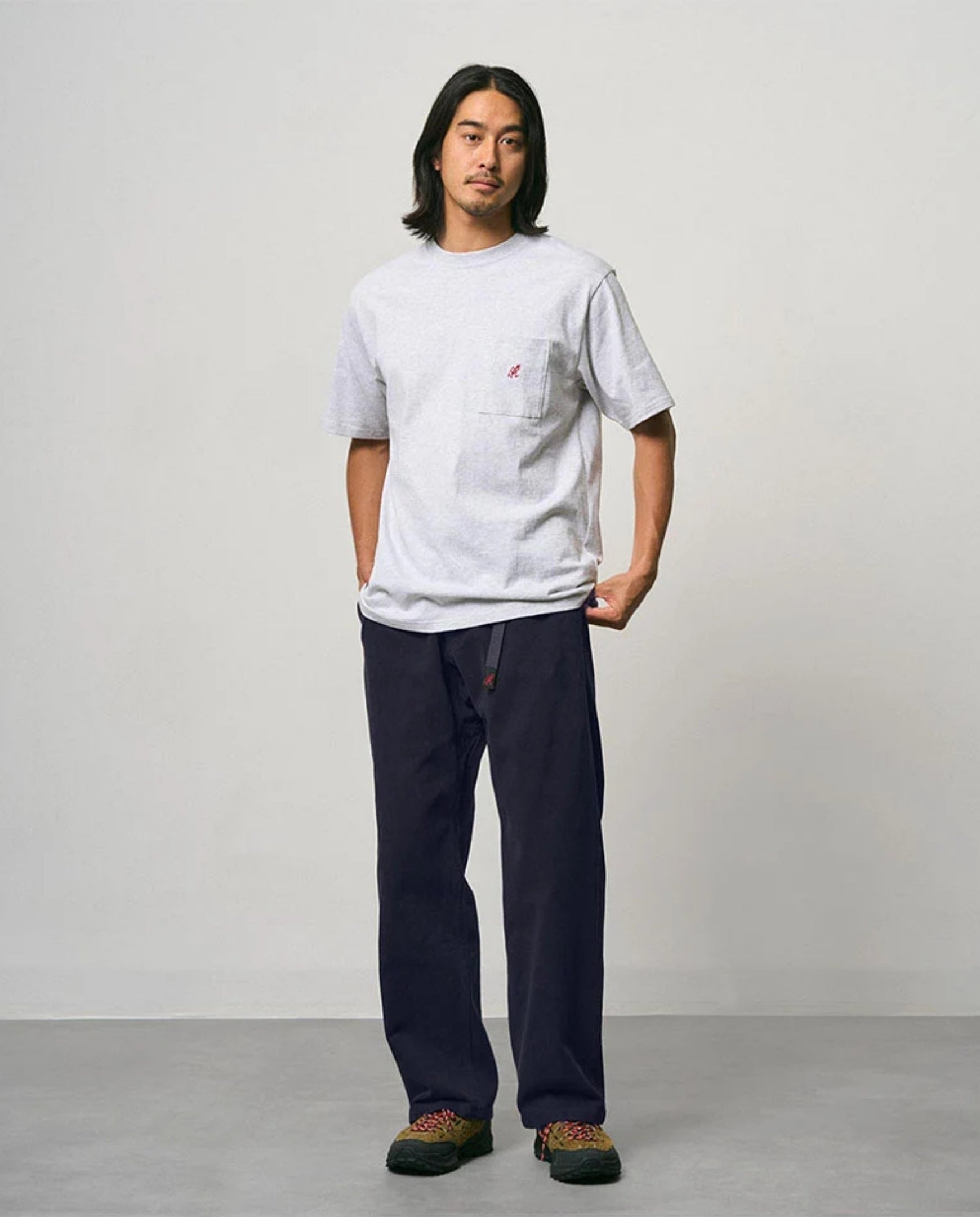 Donkerblauwe twill broek met rechte, losvallende pijpen en logodetail