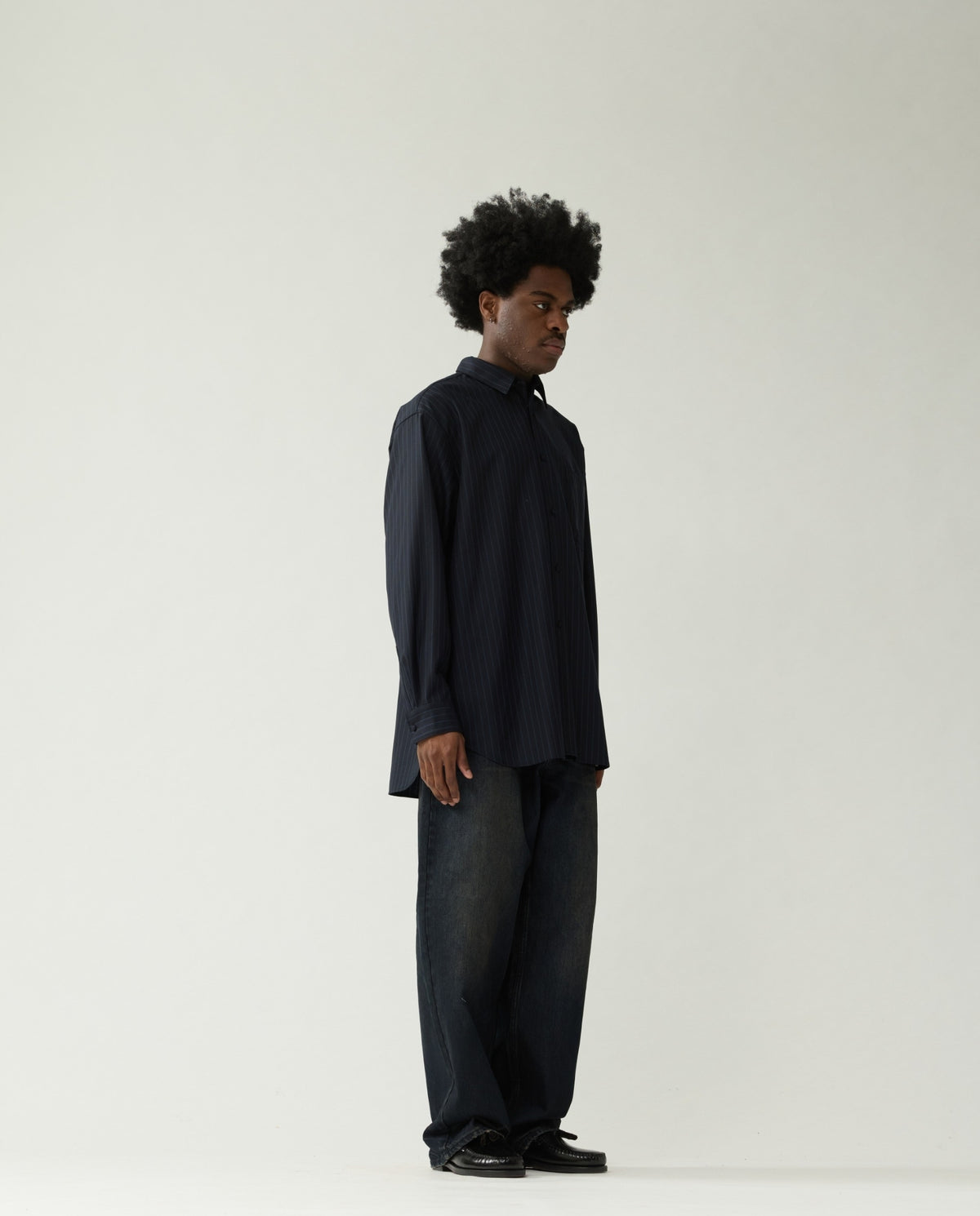 Wollen oversized overhemd met kraag, donkerblauw met fijne streepjes, lange mouwen