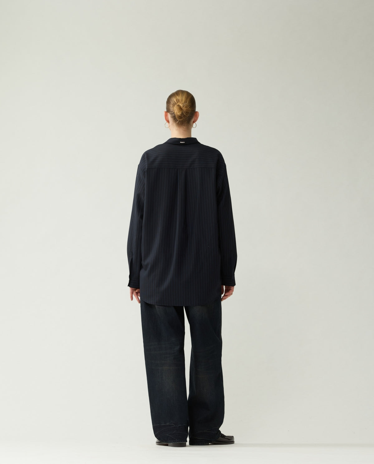 Wollen oversized overhemd, donkerblauw gestreept, lange mouwen, rugaanzicht
