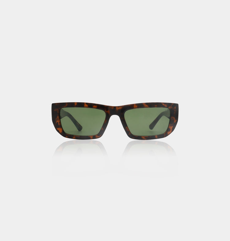 Zonnebril met demi tortoise montuur en groene, getinte glazen